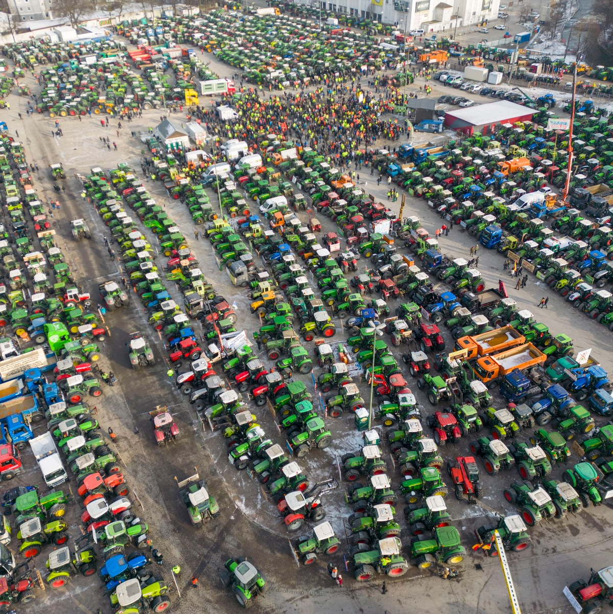 Mit hunderten Traktoren nehmen Landwirte an einer Kundgebung in Augsburg teil. - Foto: Peter Kneffel/dpa