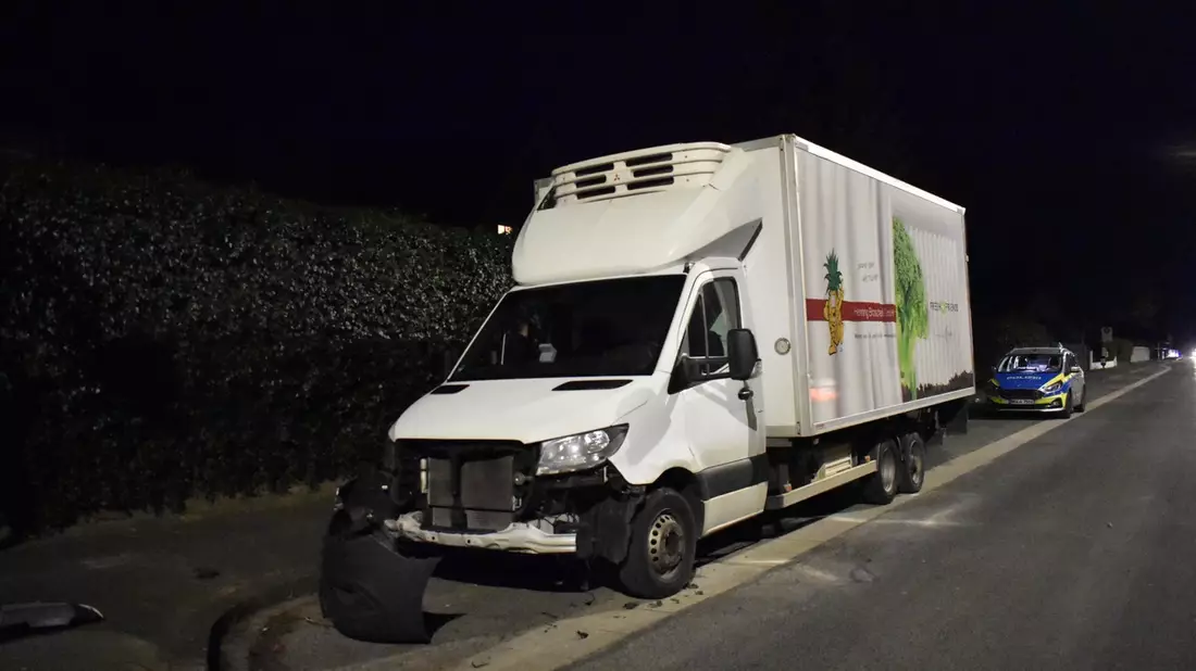 POL-MG: Verkehrsunfallflucht Kaldenkirchener Straße: Fahrerin oder Fahrer eines silberfarbenen Mercedes-Kombi gesucht - Bild: presseportal.de