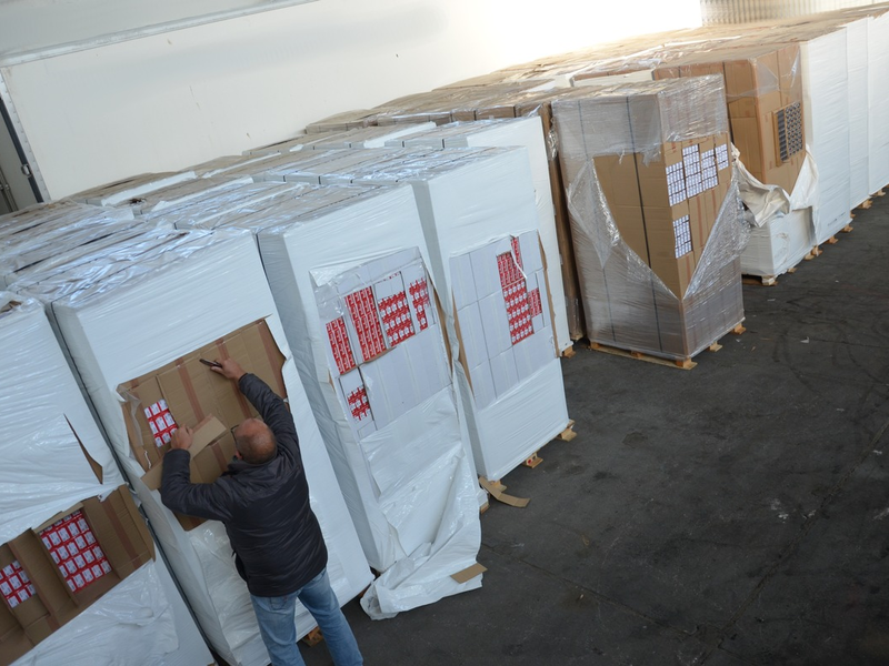 HZA-KI: Zoll stellt über 20 Millionen Stück unversteuerte Zigaretten sicher - Foto: presseportal.de