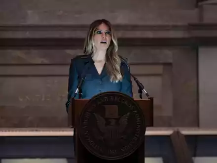 Melania Trump tritt nach dem Auszug aus dem Weißen Haus im Januar 2021 nur noch selten in der Öffentlichkeit auf (Archivbild). - Foto: J. Scott Applewhite/AP/dpa