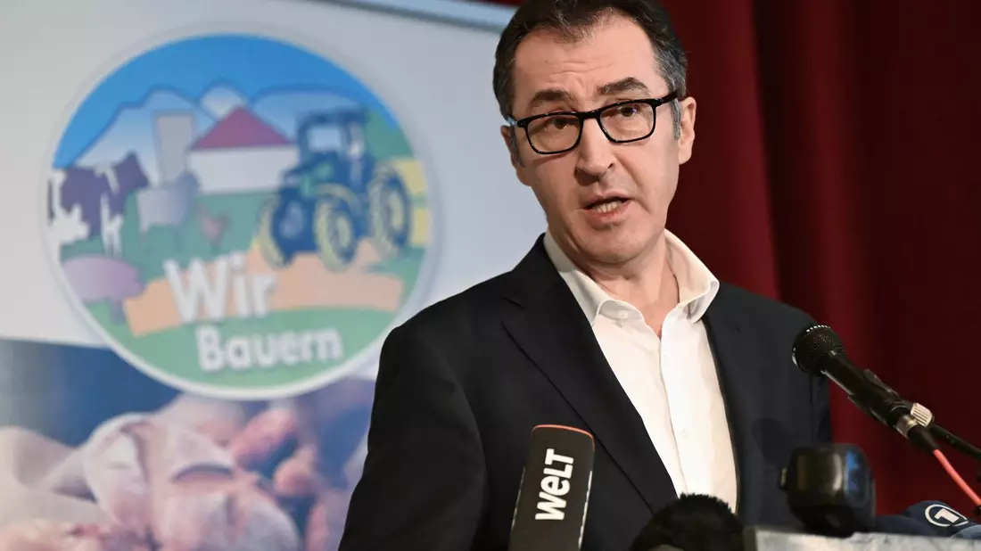 Bundesagrarminister Cem Özdemir bei einer Kundgebung in Ellwangen. - Bild: Bernd Weißbrod/dpa