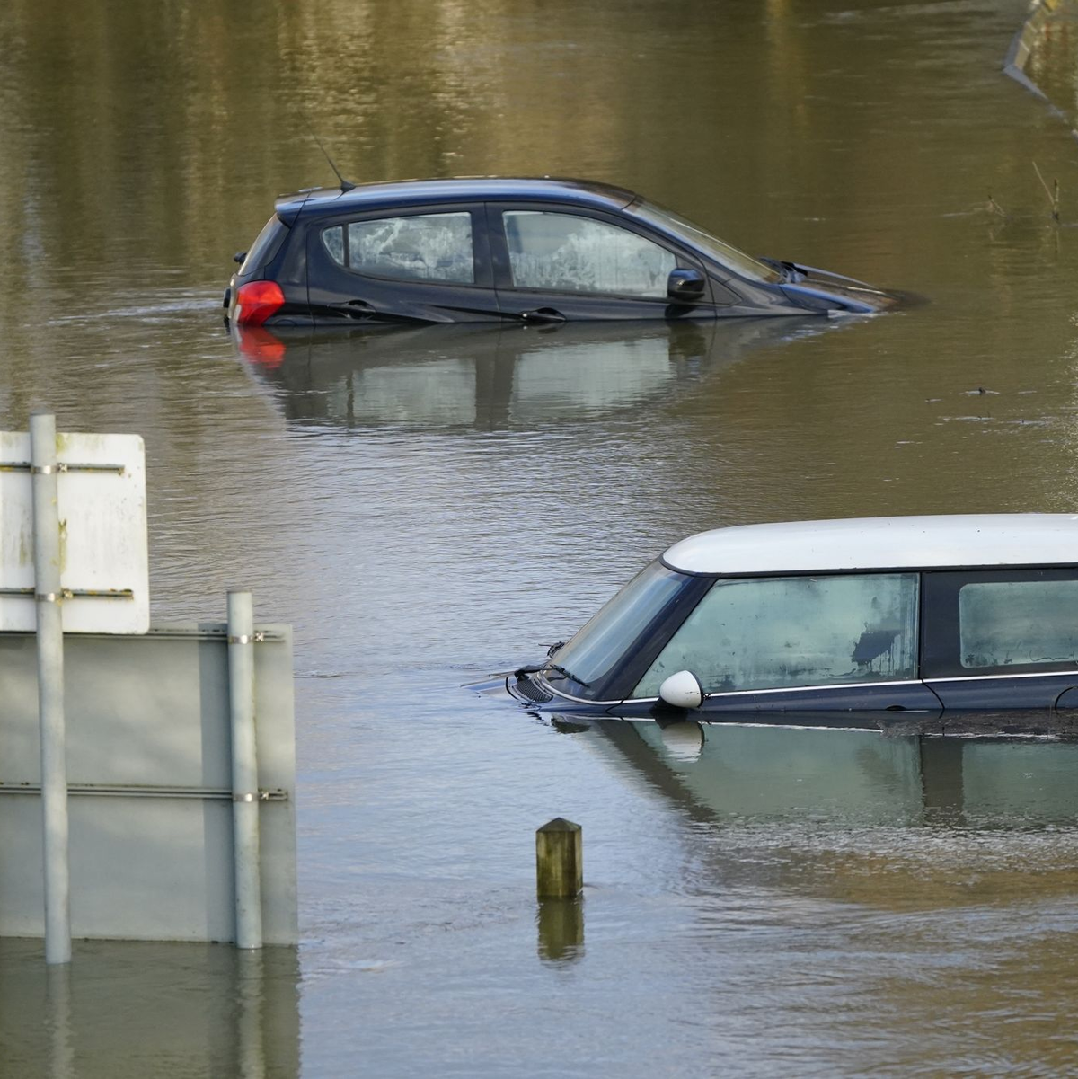 Autos auf einem überfluteten Parkplatz im britischen Wallingford. - Foto: Andrew Matthews/PA Wire/dpa