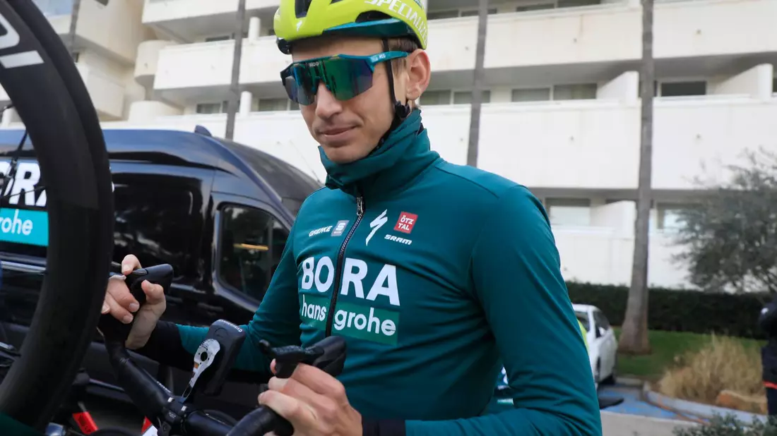 Lennard Kamna startet zu einer Trainingseinheit während des Wintercamps des Radsportteams Bora-hansgrohe auf Mallorca. - Bild: Clara Margais/dpa