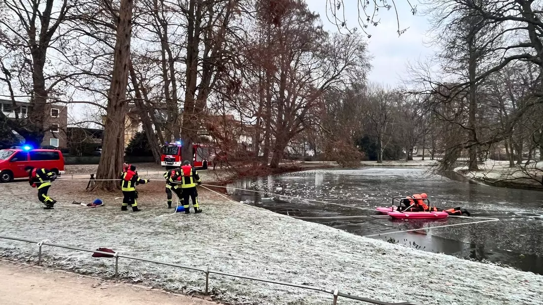FW Celle: Feuerwehr warnt vor dem Betreten von Eisflächen - Eisretter der Feuerwehr Celle einsatzbereit! - Bild: presseportal.de
