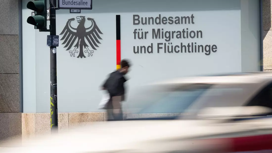 Das Bundesamt für Migration und Flüchtlinge wurde gestärkt - Asylverfahren dauern aber länger. - Bild: Sebastian Gollnow/dpa