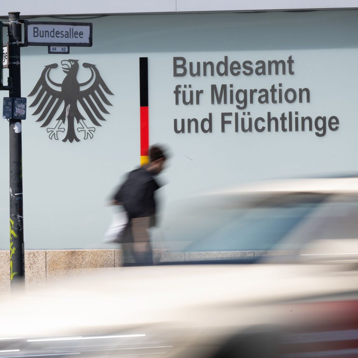 Das Bundesamt für Migration und Flüchtlinge wurde gestärkt - Asylverfahren dauern aber länger. - Foto: Sebastian Gollnow/dpa