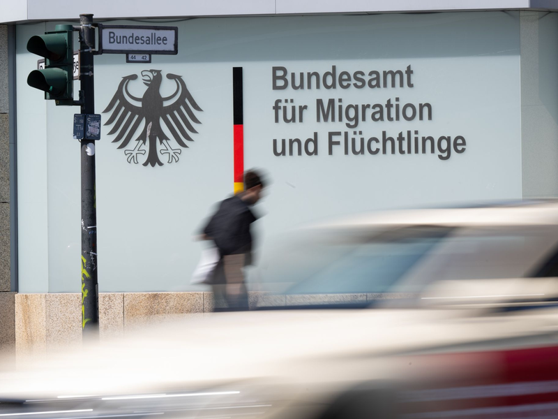 Das Bundesamt für Migration und Flüchtlinge wurde gestärkt - Asylverfahren dauern aber länger. - Foto: Sebastian Gollnow/dpa
