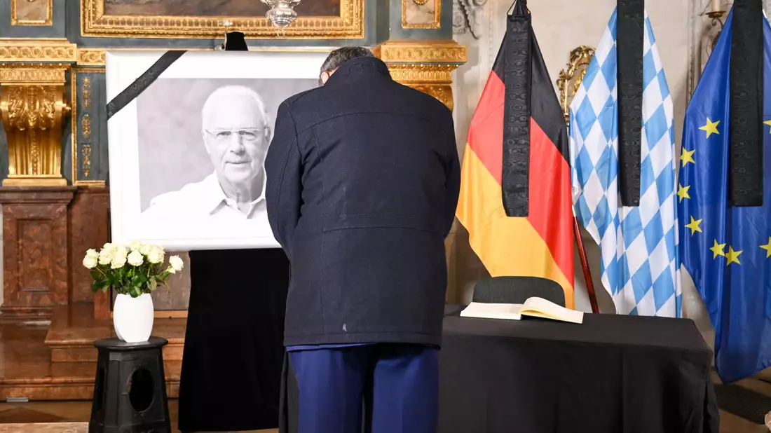 Bayerns Ministerpräsident Markus Söder verneigt sich vor dem Porträt von Franz Beckenbauer. - Bild: Tobias Hase/dpa
