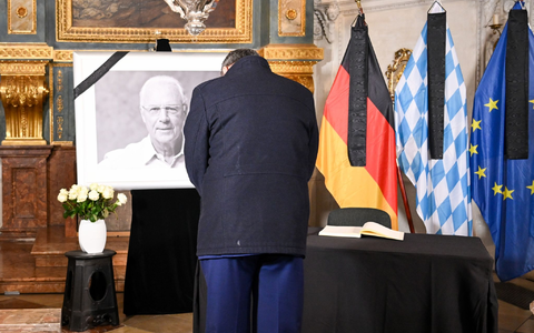 Bayerns Ministerpräsident Markus Söder verneigt sich vor dem Porträt von Franz Beckenbauer. - Foto: Tobias Hase/dpa