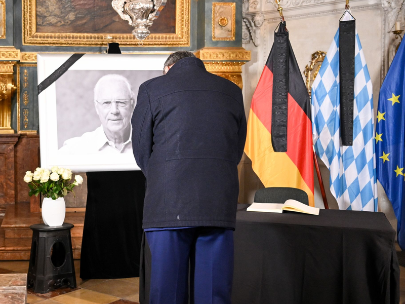 Bayerns Ministerpräsident Markus Söder verneigt sich vor dem Porträt von Franz Beckenbauer. - Foto: Tobias Hase/dpa