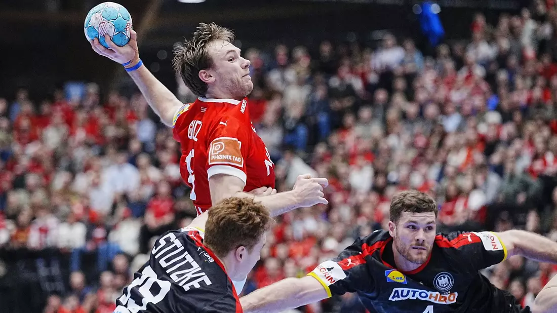 Mathias Gidsel (am Ball) strebt mit Dänemark bei der EM den dritten Titelgewinn nach 2008 und 2012 an. - Bild: Bo Amstrup/Ritzau Scanpix/AP/dpa