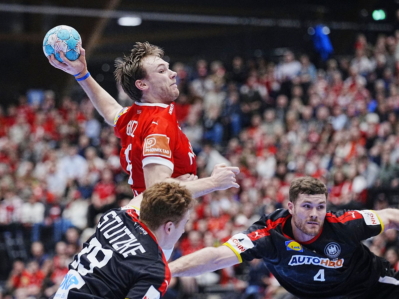 Mathias Gidsel (am Ball) strebt mit Dänemark bei der EM den dritten Titelgewinn nach 2008 und 2012 an. - Foto: Bo Amstrup/Ritzau Scanpix/AP/dpa