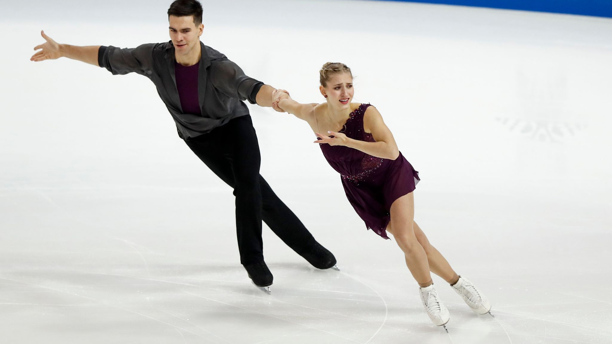 Greifen bei der EM nach dem Titel im Paarlauf: Minerva Hase und Nikita Wolodin. - Foto: Mindaugas Kulbis/AP/dpa