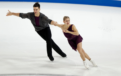 Greifen bei der EM nach dem Titel im Paarlauf: Minerva Hase und Nikita Wolodin. - Foto: Mindaugas Kulbis/AP/dpa