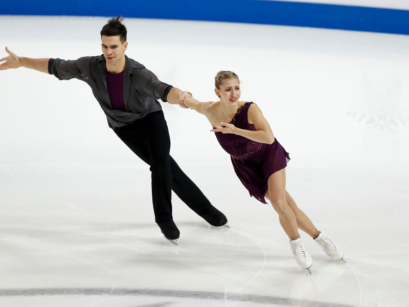 Greifen bei der EM nach dem Titel im Paarlauf: Minerva Hase und Nikita Wolodin. - Foto: Mindaugas Kulbis/AP/dpa