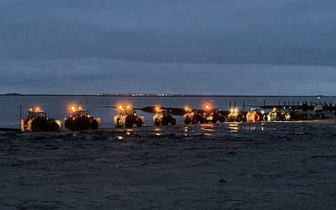 Wütende Bauern hinderten Vizekanzler Robert Habeck (Grüne) in Schlüttsiel am Verlassen einer Fähre. - Foto: Hagen Wohlfahrt/Schleswig-Holsteinischer Zeitungsverlag/dpa