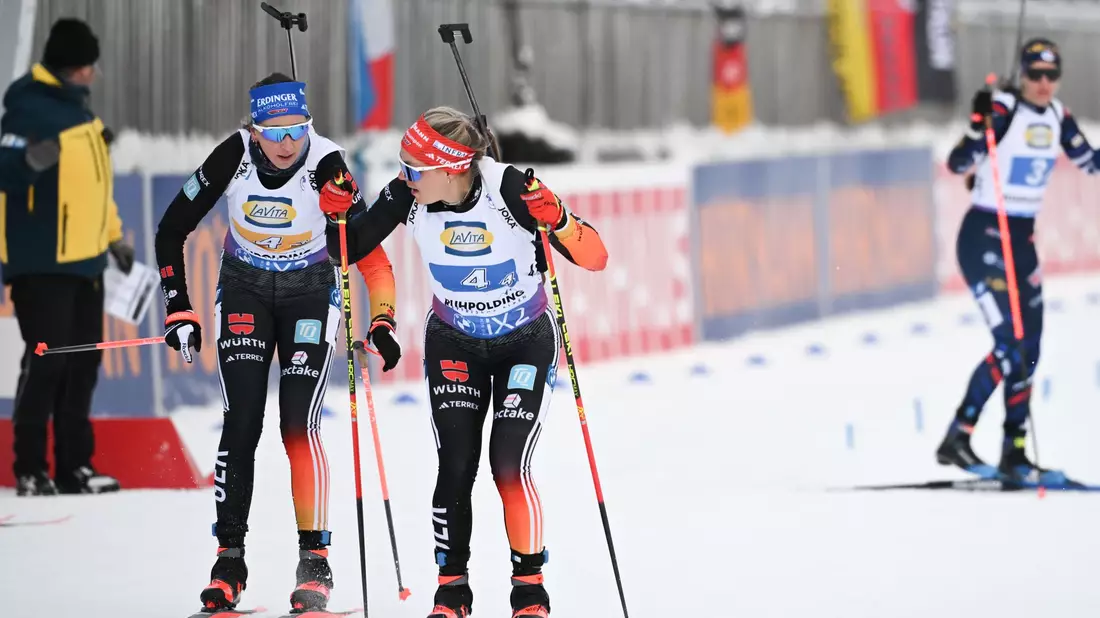 Die deutsche Staffel um Franziska Preuß (l) und Hanna Kebinger wurde in Ruhpolding Dritte. - Bild: Sven Hoppe/dpa