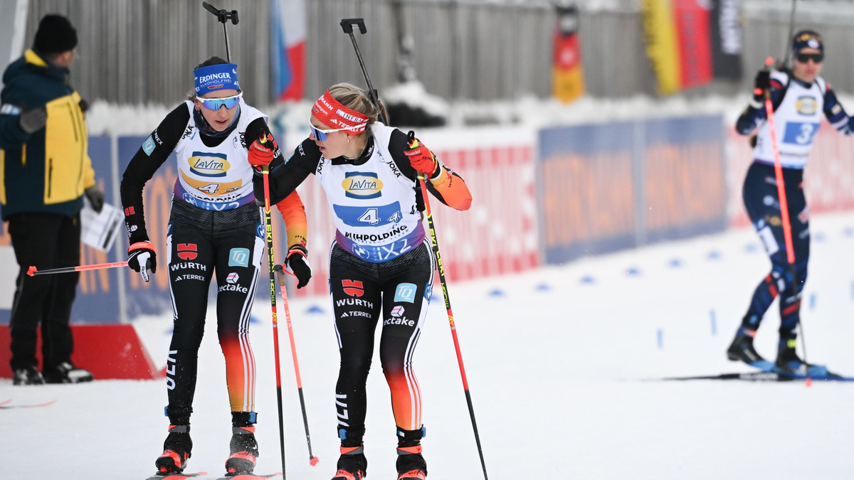 Die deutsche Staffel um Franziska Preuß (l) und Hanna Kebinger wurde in Ruhpolding Dritte. - Foto: Sven Hoppe/dpa