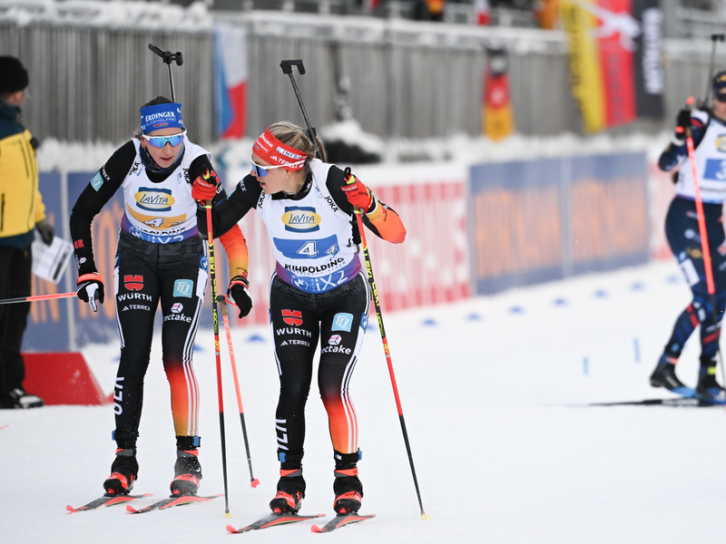 Die deutsche Staffel um Franziska Preuß (l) und Hanna Kebinger wurde in Ruhpolding Dritte. - Foto: Sven Hoppe/dpa