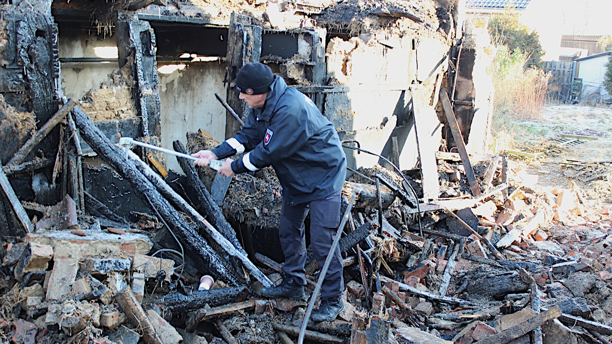 POL-HM: Brand eines Wohn- und Nebengebäudes in Eimbeckhausen - Foto: presseportal.de