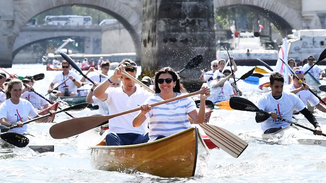 Anne Hidalgo (vorne) paddelt auf der Seine. - Bild: Martin Bureau/POOL AFP/AP/dpa