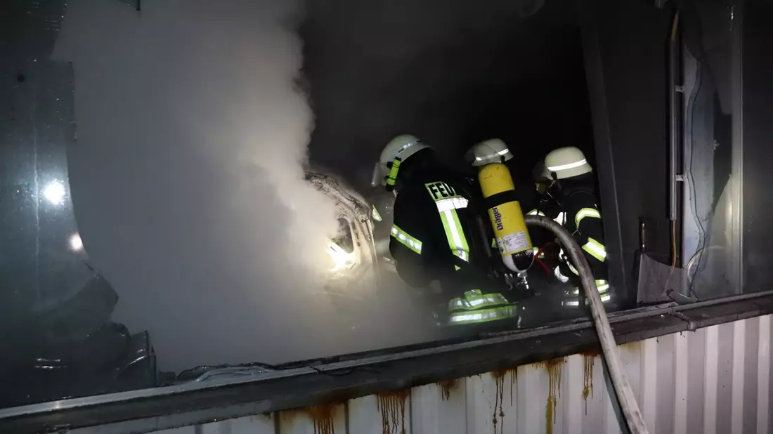 FFW Schiffdorf: Aufmerksamer Passant und schnelles Eingreifen verhindern Großfeuer in Schiffdorfer Gewerbegebiet - Bild: presseportal.de