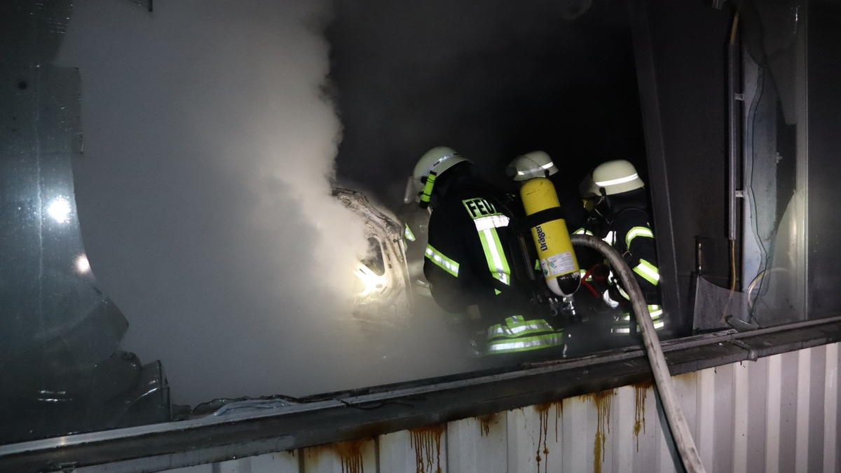 FFW Schiffdorf: Aufmerksamer Passant und schnelles Eingreifen verhindern Großfeuer in Schiffdorfer Gewerbegebiet - Foto: presseportal.de