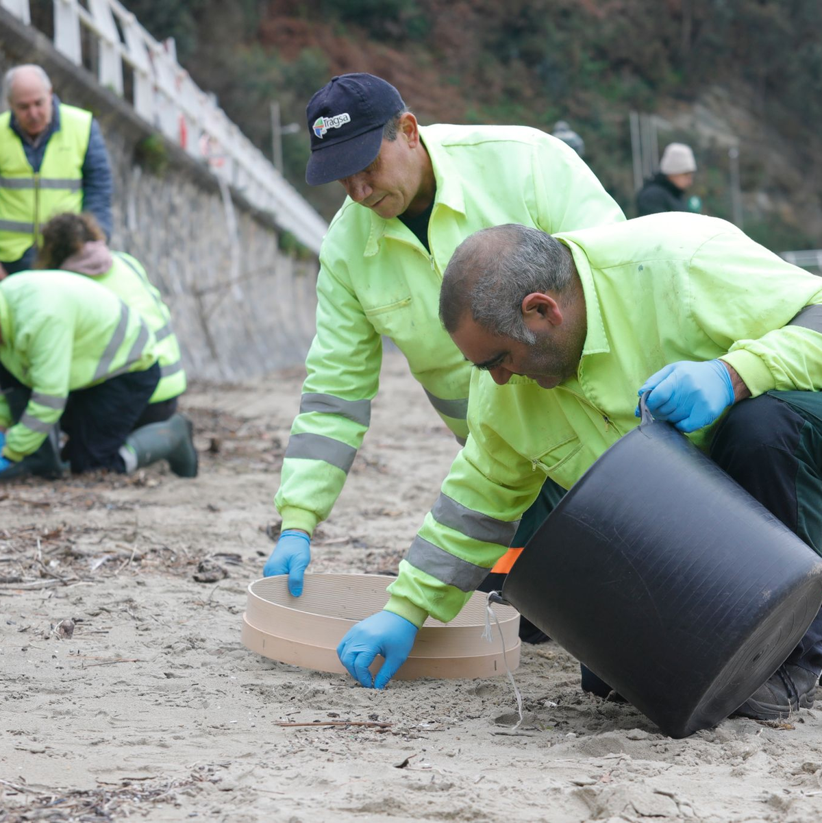 In mühsamer Handarbeit werden die Plastikkügelchen aufgesammelt. - Foto: Jorge Peteiro/EUROPA PRESS/dpa