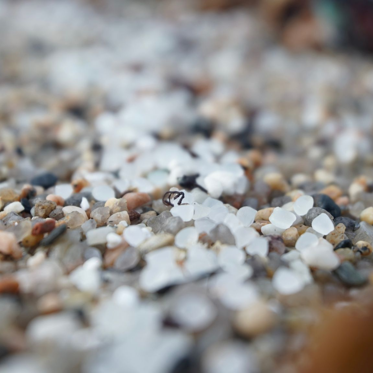 Plastikkügelchen am Strand von Sabon. - Foto: Gustavo De La Paz/EUROPA PRESS/dpa