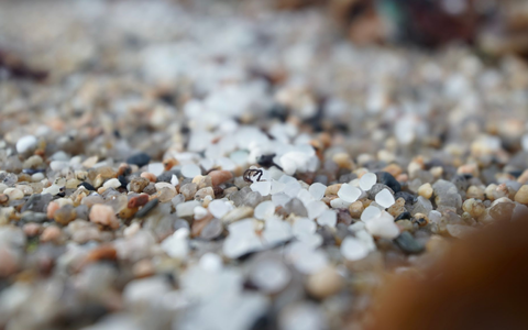Plastikkügelchen am Strand von Sabon. - Foto: Gustavo De La Paz/EUROPA PRESS/dpa