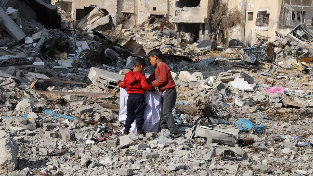 Kinder sammeln Gegenstände in den Trümmern zerstörter Gebäude im Flüchtlingslager Dschabalia am Rande von Gaza-Stadt. - Bild: Mohammed Ali/XinHua/dpa