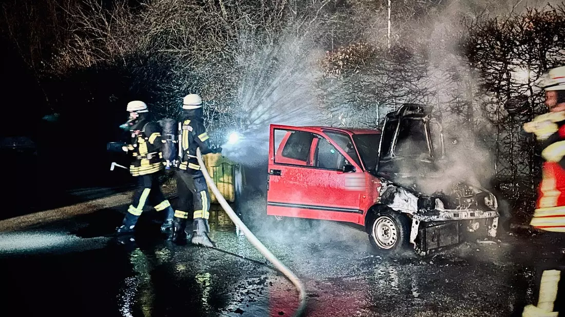 FFW Schwalmtal: Feuerwehr löscht brennenden PKW - Bild: presseportal.de