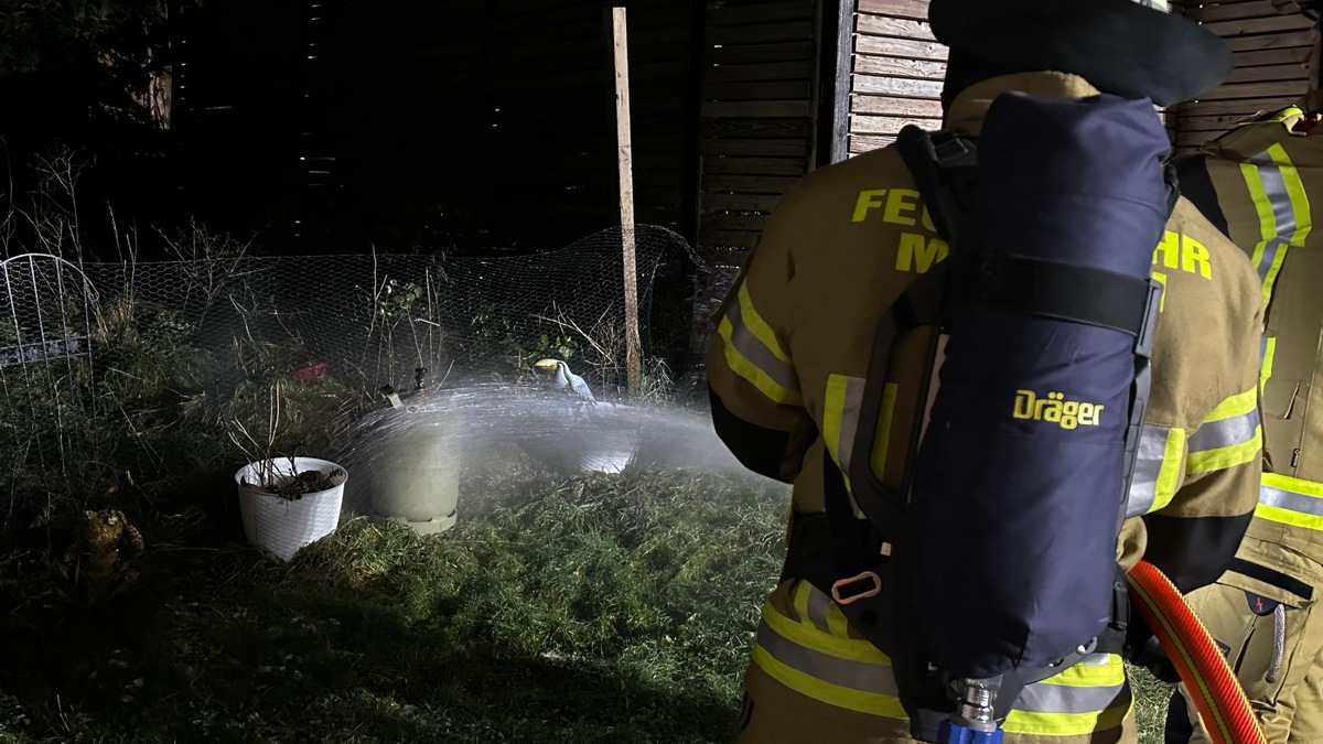 FW Menden: Brennender Gasofen sorgt für Feuerwehreinsatz - Foto: presseportal.de