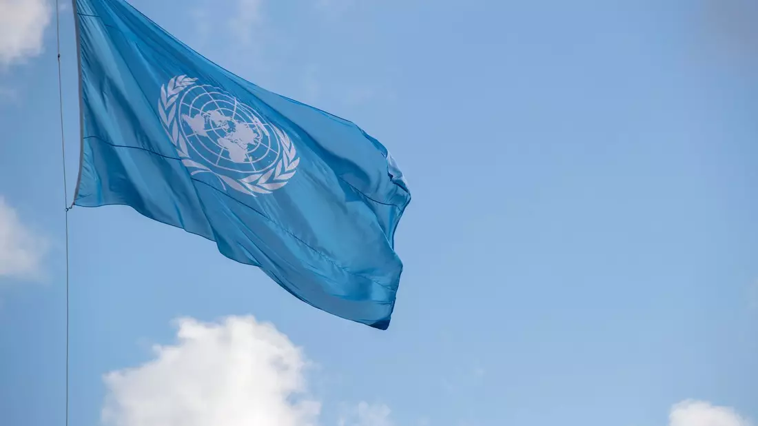 Die Flagge der Vereinten Nationen: An Bord des UN-Hubschraubers sollen acht Menschen gewesen sein. - Bild: Nicolas Maeterlinck/BELGA/dpa