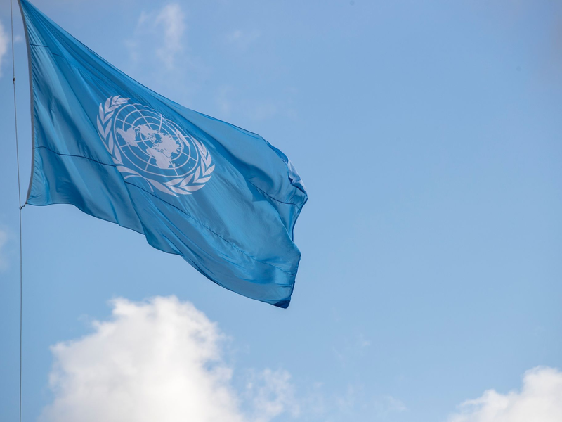 Die Flagge der Vereinten Nationen: An Bord des UN-Hubschraubers sollen acht Menschen gewesen sein. - Foto: Nicolas Maeterlinck/BELGA/dpa