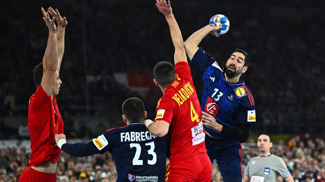 Die Franzosen um Nikola Karabatic (r) setzten sich zum Auftakt der EM gegen Nordmazedonien durch. - Bild: Tom Weller/dpa