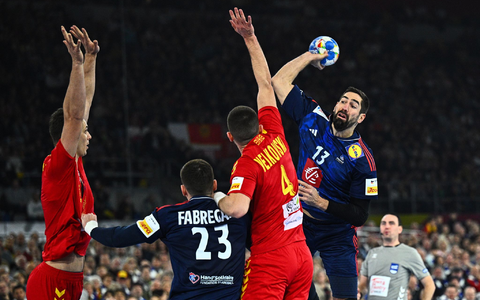 Die Franzosen um Nikola Karabatic (r) setzten sich zum Auftakt der EM gegen Nordmazedonien durch. - Foto: Tom Weller/dpa