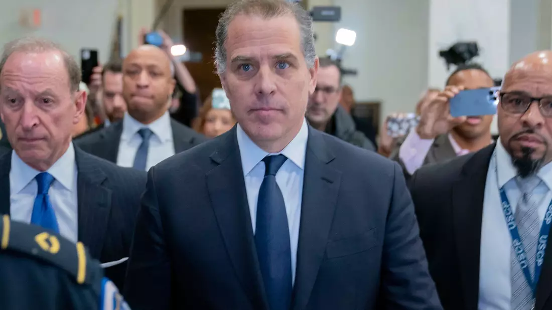 Hunter Biden (M) verlässt eine Anhörung des House Oversight Committee. - Bild: Jose Luis Magana/FR159526 AP /dpa