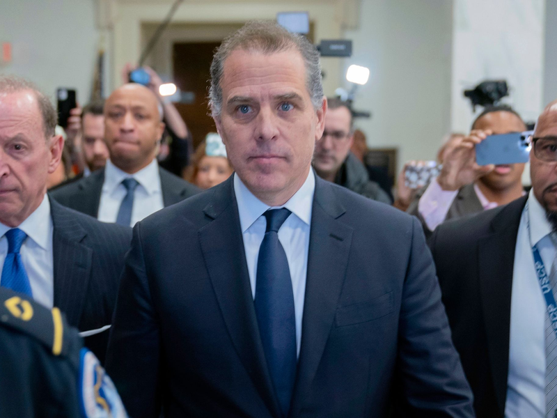Hunter Biden (M) verlässt eine Anhörung des House Oversight Committee. - Foto: Jose Luis Magana/FR159526 AP /dpa