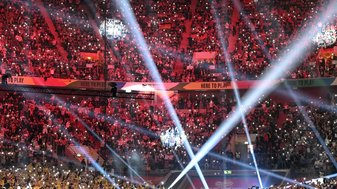 Mehr als 53.000 Zuschauer sorgten in Düsseldorf für einen Weltrekord bei einem Hallen-Handballspiel. - Bild: Federico Gambarini/dpa
