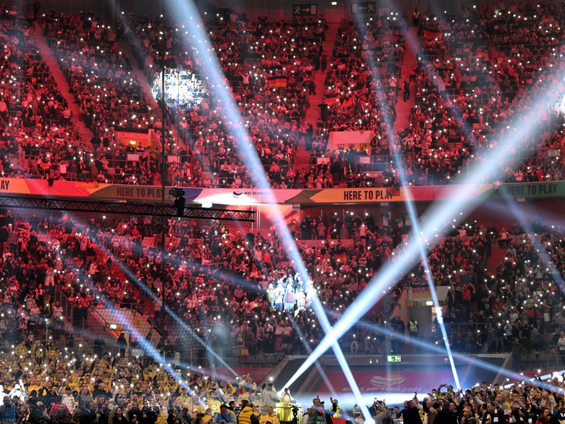 Mehr als 53.000 Zuschauer sorgten in Düsseldorf für einen Weltrekord bei einem Hallen-Handballspiel. - Foto: Federico Gambarini/dpa