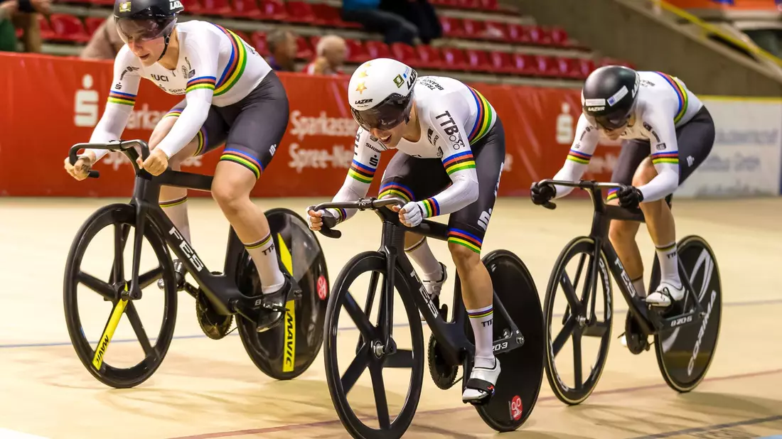 Holten zum EM-Auftakt in Apeldoorn Gold: Pauline Grabosch (l-r), Emma Hinze und Lea-Sophie Friedrich. - Bild: Frank Hammerschmidt/dpa/Archivbild