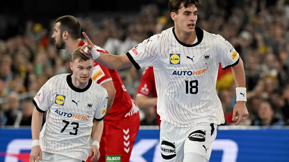 Julian Köster (r) und das DHB-Team feierten einen erfolgreichen Auftakt in die Heim-EM. - Bild: Federico Gambarini/dpa