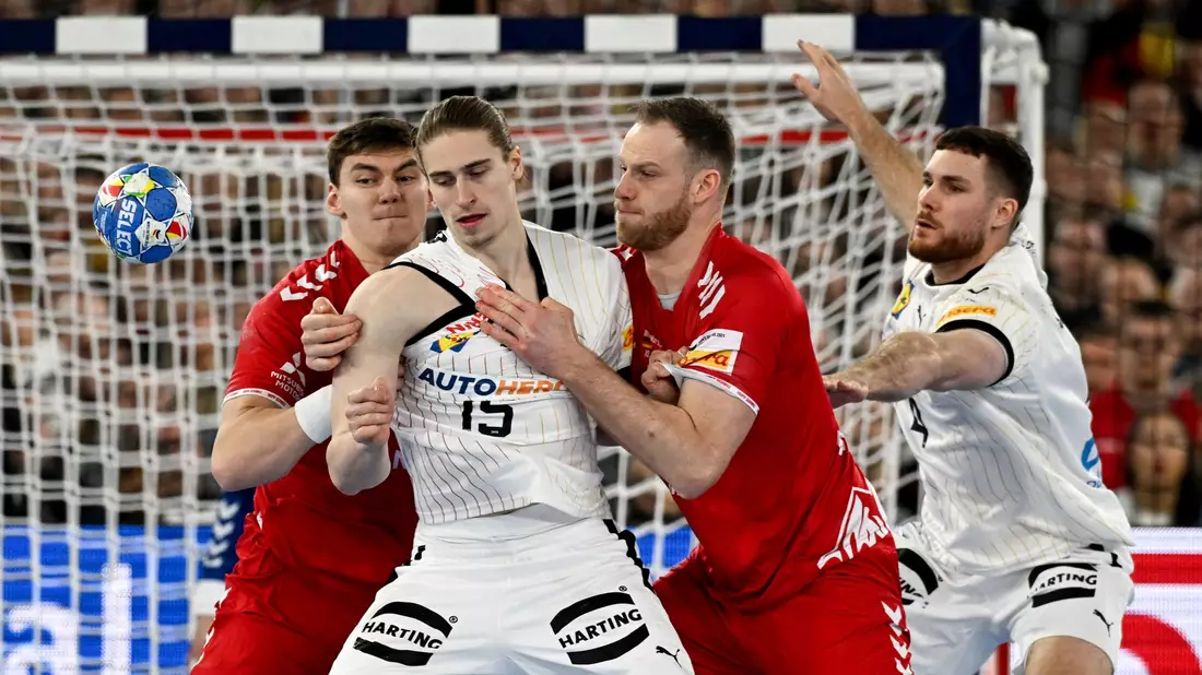 Deutschlands Topscorer Juri Knorr (2.v.l.) wird von zwei Schweizern verteidigt. - Bild: Federico Gambarini/dpa