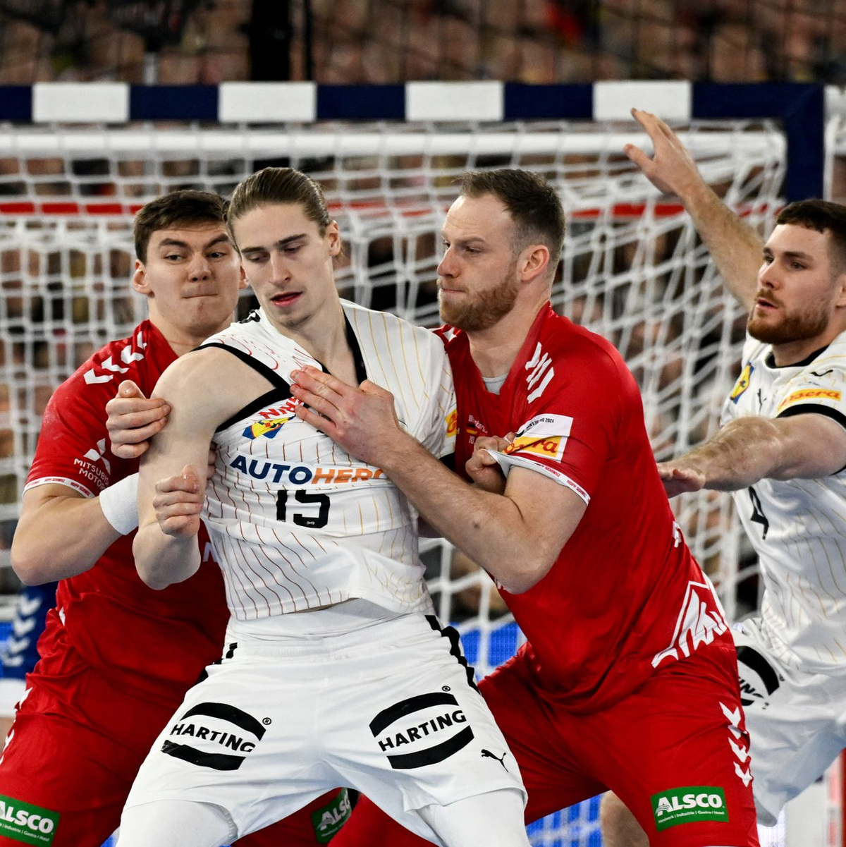 Deutschlands Topscorer Juri Knorr (2.v.l.) wird von zwei Schweizern verteidigt. - Foto: Federico Gambarini/dpa