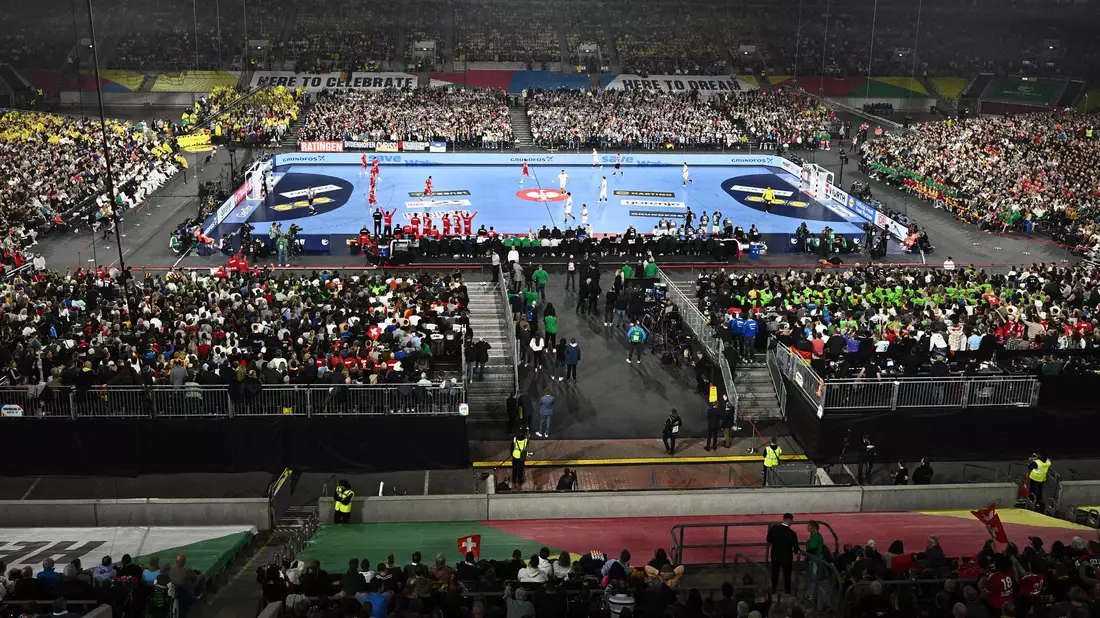 53.586 Zuschauer verfolgten den EM-Auftakt der DHB-Auswahl. Nie zuvor waren mehr Fans bei einem Hallen-Handballspiel dabei. - Bild: Tom Weller/dpa