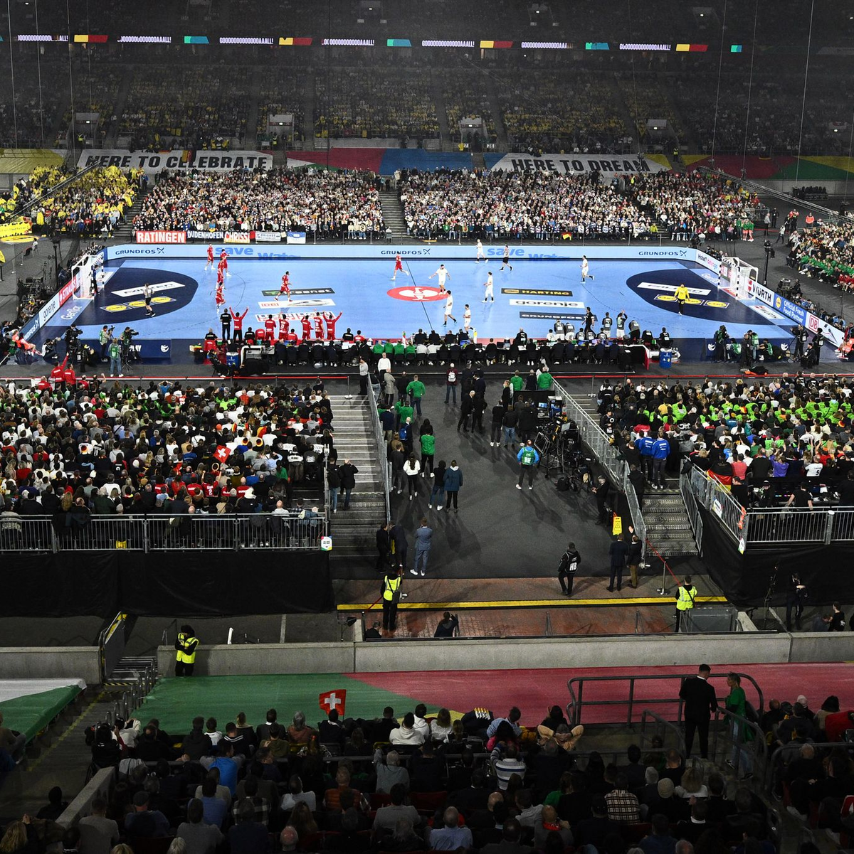 53.586 Zuschauer verfolgten den EM-Auftakt der DHB-Auswahl. Nie zuvor waren mehr Fans bei einem Hallen-Handballspiel dabei. - Foto: Tom Weller/dpa