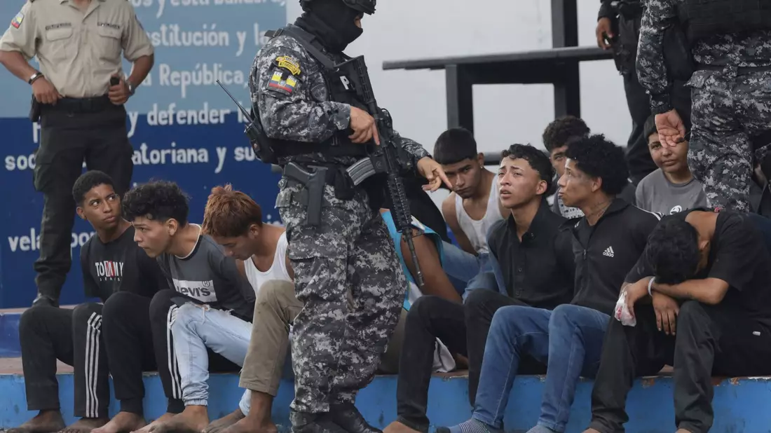 Im Kampf gegen kriminelle Banden haben die ecuadorianischen Sicherheitskräfte 329 Verdächtige festgenommen. - Bild: Cesar Munoz/AP/dpa