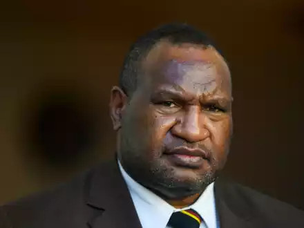 Premierminister James Marape hat wegen der Unruhen in Papua-Neuguinea das Militär zur Hilfe gerufen. - Foto: Lukas Coch/AAP/dpa