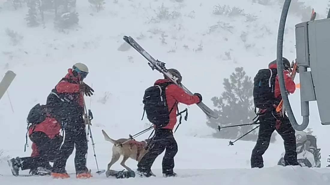 Bei einem Lawinenabgang in einem kalifornischen Skigebiet ist ein Mensch gestorben. Drei weitere Skiläufer sind von den Schneemassen mitgerissen und dabei leicht verletzt worden. - Bild: Mark Sponsler/AP/dpa